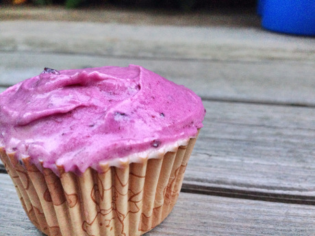 gluten-free-vanilla-cupcake-blueberry-buttercream1